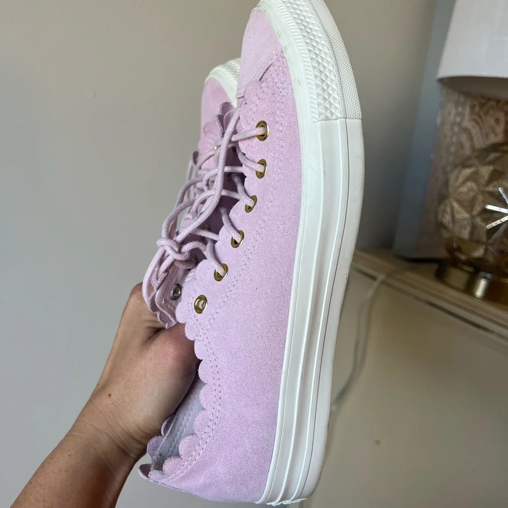 Women’s converse low top suede shoes. 9.5 - Picture 2 of 6